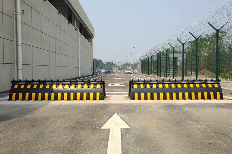 看守所液壓翻板路障機(jī)